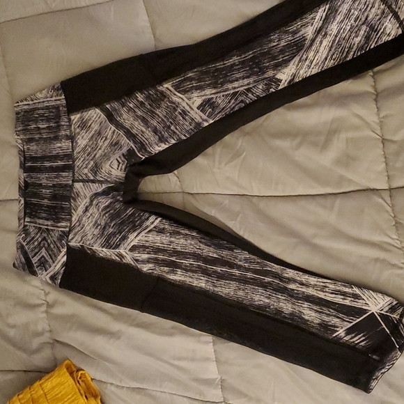 Lululemon capris with mesh panelling - Picture 2 of 3